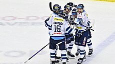 Hrá�i Liberce se radují z t�etího gólu v utkání se Spartou.