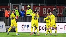 Fotbalisté Olomouce slaví gól v brán� Pardubic.