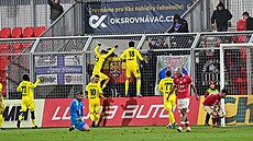 Hrá�i Olomouce slaví gól v utkání s Pardubicemi.