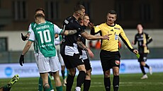 Fotbalisté Hradce Králové nesouhlasí s výrokem rozhod�ího.