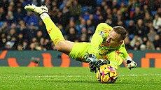 Nottinghamský branká� Matz Sels likviduje �anci Manchesteru City.