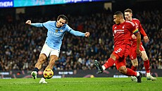 Jack Grealish z Manchesteru City se sna�í obehrát hrá�e Nottinghamu.