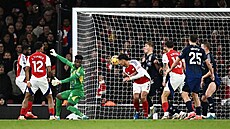 Arsenalský William Saliba hlavi�kuje mí� do sít� Manchesteru United.