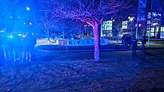 Evakuace student� ze Západo�eské univerzity v Plzni, kde byla hlá�ená st�elba....