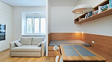 Jídelní st�l navazuje na nábytkovou sestavu od postele a �ást sk�ín�k zde...