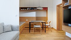 Na podlaze je vinyl v dekoru dubu, ve stejném dekoru jsou i dve�e.