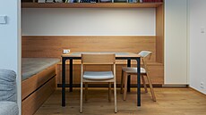 Jídelní st�l má desku z masivního dubového d�eva.