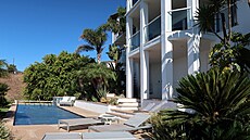 Posezení u bazénu láká k leno�ení.