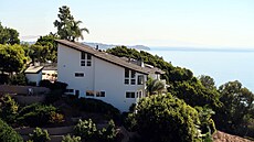 Vila stojí v prudké stráni, základy jsou zakotvené p�ímo ve skále bez nutnosti...