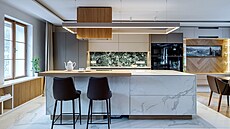 Kuchyni vévodí ostr�vek oblo�ený keramikou s dekorem kamene od zna�ky Graniti...