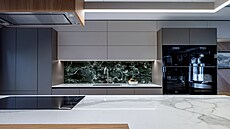 Kuchyni vévodí ostr�vek oblo�ený keramikou s dekorem kamene od zna�ky Graniti...