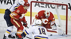 Branká Dan Vlada z Calgary elí anci Jakea Neighbourse (vlevoú ze St. Louis....