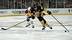 David Pastrák z Bostonu útoí v zápase s Montrealem.