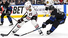 Taylor Hall (vlevo) z Chicaga brán�ný Pontusem Holmbergem z Toronta.