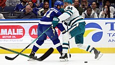 Jan Rutta (vpravo) ze San Jose v souboji s Lukem Glendeningem z Tampa Bay.