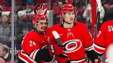 Martin Neas (vpravo) z Caroliny se raduje se spoluhráem Sethem Jarvisem z...