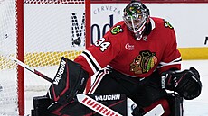 Branká Petr Mrázek z Chicaga v zápase s Columbusem.