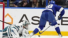 Branká� Vítek Van��ek ze San Jose �elí �anci  Brandona Hagela z Tampa Bay.