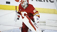 Branká� Dan Vlada� z Calgary v zápase s Columbusem.