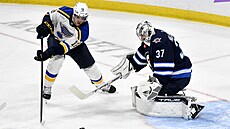 Radek Faksa ze St. Louis v �anci p�ed branká�em Connorem Hellebuyckem z...