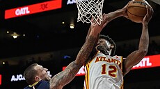 De'Andre Hunter z Atlanty zakon�uje na ko� New Orleans. Brání ho Daniel Theis.