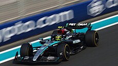 Lewis Hamilton z Mercedesu v tréninku na Velkou cenu Abú Zabí F1.