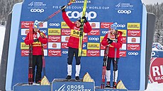 Stupn� vít�z� po závod� na 10 km voln� v Lillehammeru. Zleva druhý Simen...