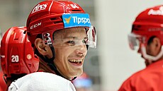 Slovenský obránce Patrik Koch se na dne�ním tréninku Ocelá�� usmíval