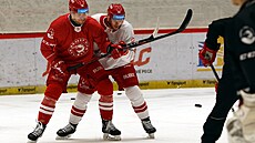 T�ine�tí hokejisté Andrej Nestra�il a Patrik Koch (zleva) na tréninku,