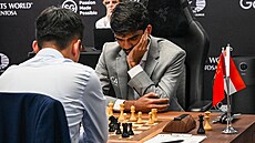 Indický vyzyvatel Dommaradu Guke pemýlí nad tahem.