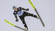 Norský sdruená Jarl Magnus Riiber ve skokanské ásti závodu Svtového poháru...