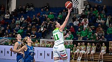 Michaela Vondráková z KP Tany Brno zakonuje na ko Chomutova.