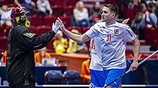 eský florbalista Josef Rýpar (vpravo) po úspné akci v zápase s Norskem.