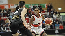 Pardubický basketbalista Maishe Dailey (vpravo) brán�ný Davidem Pekárkem z...