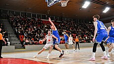 Slávista Michal Kozák se sna�í prosadit pod ko� USK Praha.