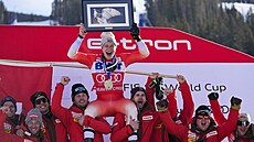 �výcar Marco Odermatt se raduje z triumfu v super-G v Beaver Creeku.