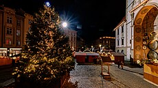 Pohled na olomoucké Horní námstí s adventními trhy a vánoním stromem, kterým...