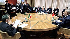 Ruský ministr zahrani�í Sergej Lavrov na sch�zce s íránským a tureckým...