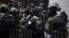 Jihokorejský prezident Jun Sok-jol v zemi vyhlásil stanné právo. Opozi�ní...