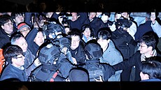 Jihokorejský prezident Jun Sok-jol v zemi vyhlásil stanné právo. Opoziní...