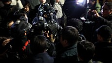 Jihokorejský prezident Jun Sok-jol v zemi vyhlásil stanné právo. Opozi�ní...