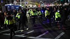 Jihokorejský prezident Jun Sok-jol v zemi vyhlásil stanné právo. Opoziní...