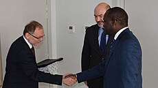 editel spolenosti Transcon Ilja Mazánek si pi jednání na senegalském...