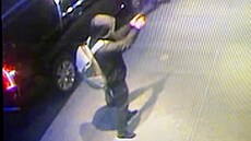 Maskovaného pachatele p�i st�elb� na Briana Thompsona zachytila kamera. (4....