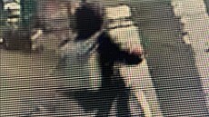 Maskovaného st�elce v New Yorku zachytila kamera. (4. prosince 2024)