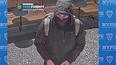 Maskovaného stelce v New Yorku zachytila kamera. (4. prosince 2024)