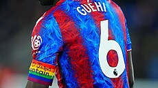 Stoper Crystal Palace Marc Guéhi s duhovou kapitánskou páskou b�hem utkání s...