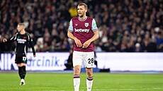 Záloník West Hamu Tomá Souek bhem derby s Arsenalem.