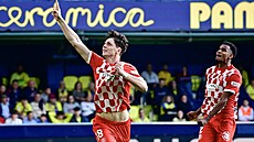 Stoper Girony Ladislav Krej�í slaví vyrovnávací gól proti Villarealu.