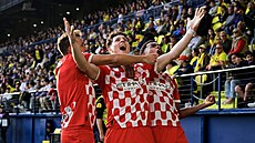 Ladislav Krej�í (uprost�ed) slaví v objetí spoluhrá�� z Girony vyrovnávací gól...